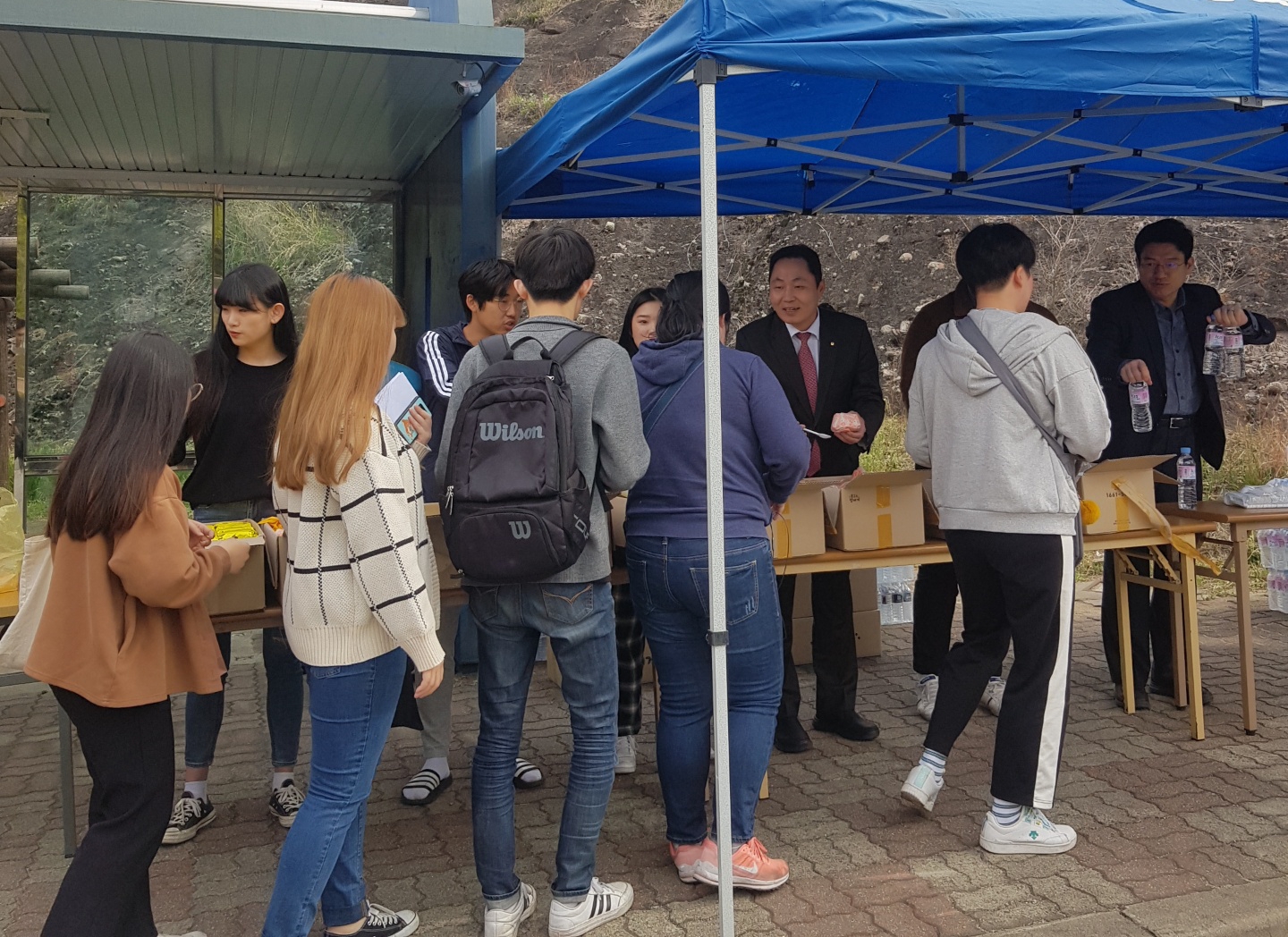 "총장님이 쏜다" 밥버거 나눔행사